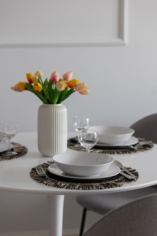 Stylish Apartment Kolejowa & Parking & Balcony By Noclegi Renters Варшава Экстерьер фото